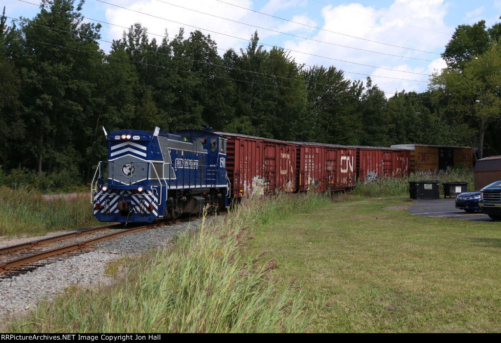 LSRC 1501 comes around the curve as it pulls down to the north switch of the wye